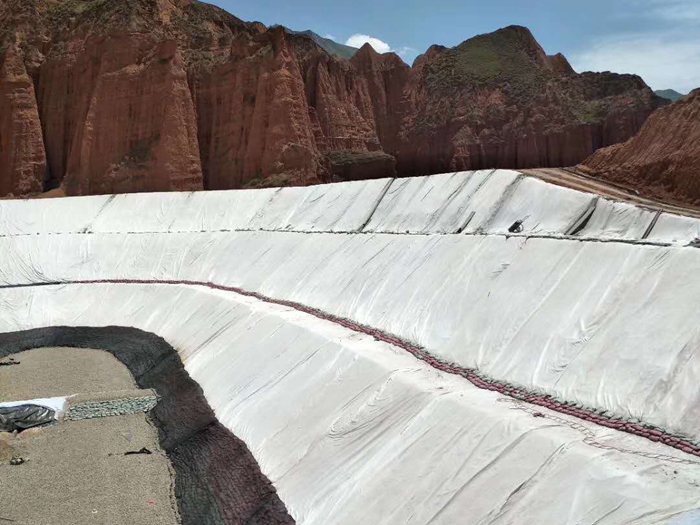 膨潤土防水毯與土工膜配合使用的優(yōu)勢